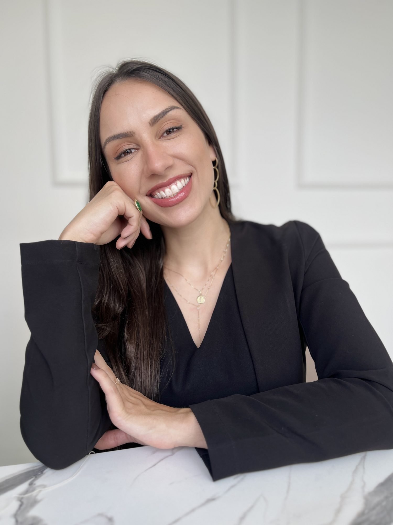 Dra. Fernanda Barucci, dermatologista, em retrato profissional